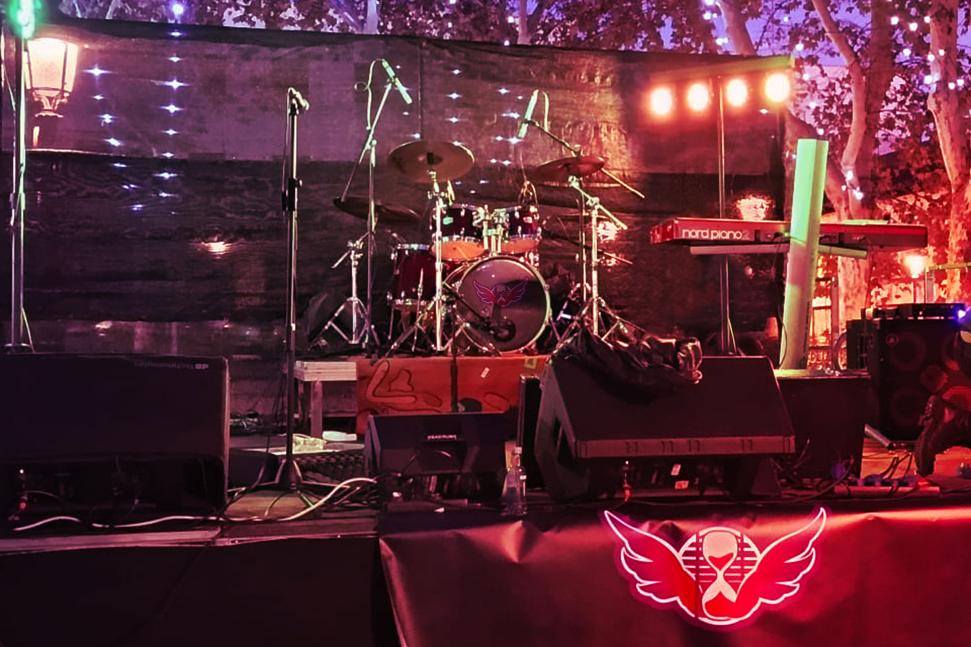 Equipo de sonido e iluminación de Time Rebels en el escenario